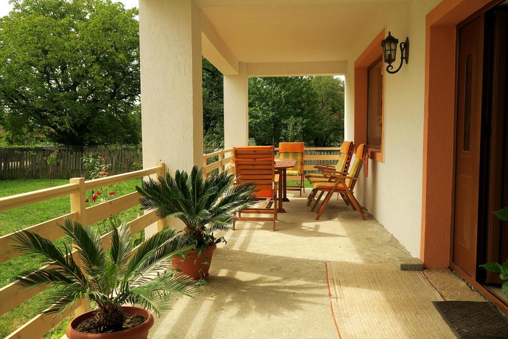 Hotel Casa Renti Novaci-Străini Esterno foto