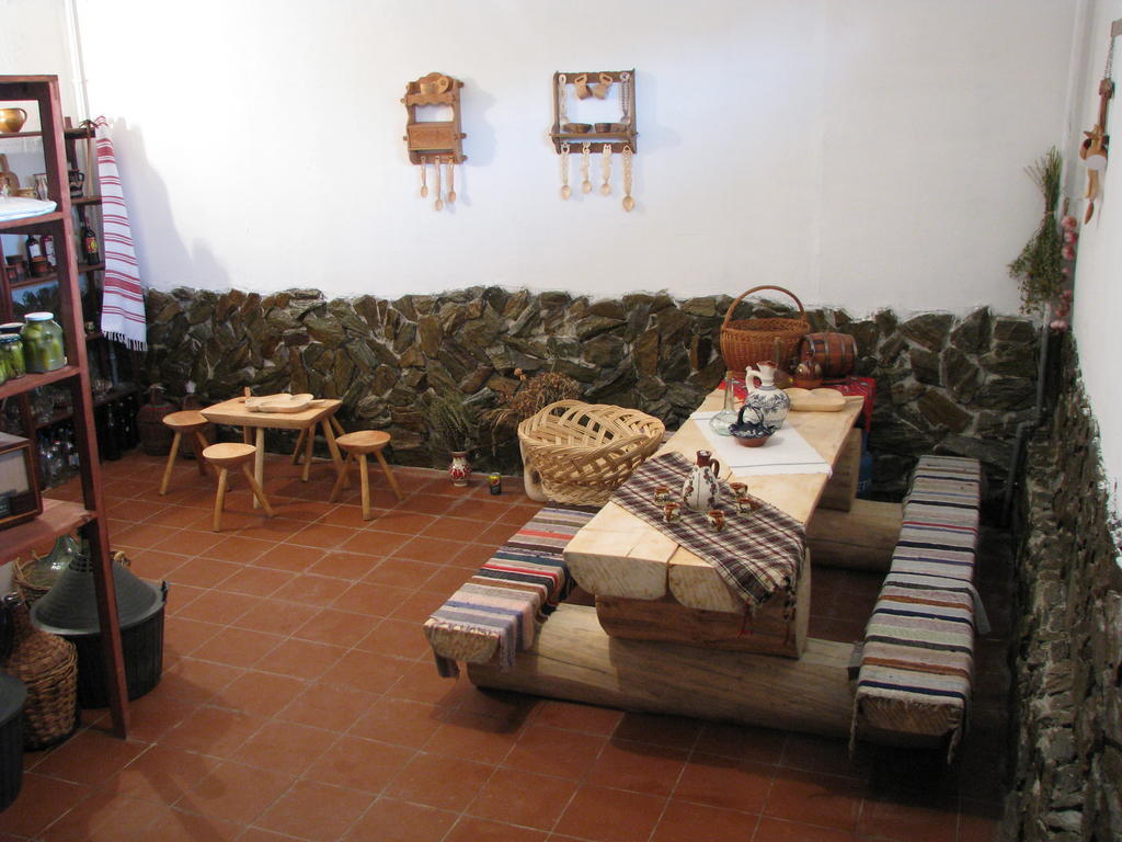 Hotel Casa Renti Novaci-Străini Esterno foto
